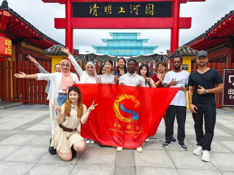 清明上河园合影